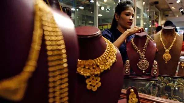 Gold And Silver Prices Fell Today In Indian Markets - Sakshi