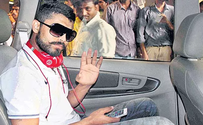 Ravindra Jadeja Fight With Lady Police At Rajkot - Sakshi