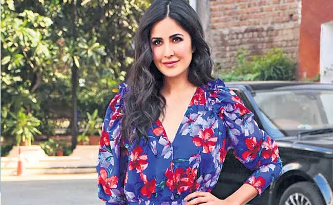 Katrina Kaif Helped Hundred bollywood Dancers - Sakshi