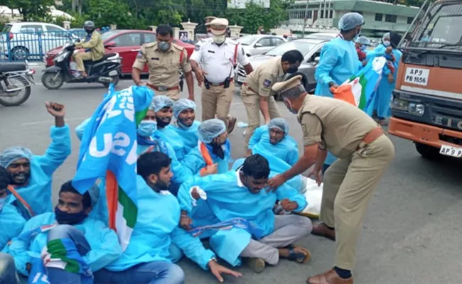 NSUI Protest Near Pragati Bhavan Demads To Postpone Entrance Exams - Sakshi