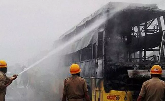 5 charred to death after private bus catches fire in Karnataka Chitradurga - Sakshi