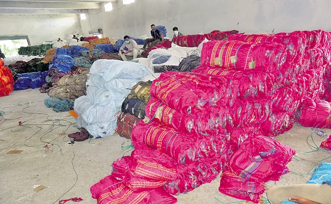 Textile manufacturers in financial trouble - Sakshi