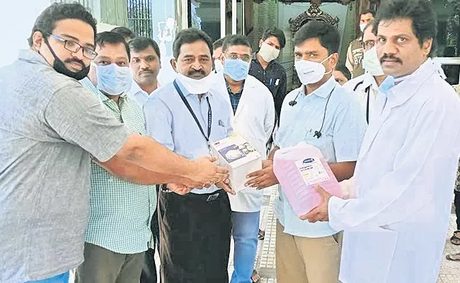 Corona: Doctor  Stays Away From Family And Doing His Duty In Tirupati - Sakshi