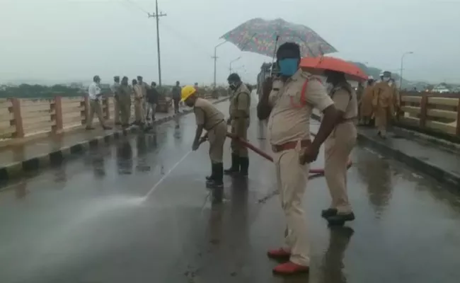 Oil Leakage on Kanakadurga Fly Over Krishna - Sakshi