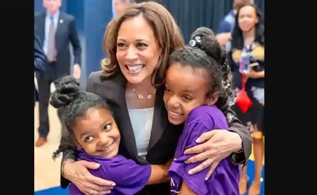 Michelle Obamas Neartening Note About Kamala Harris - Sakshi