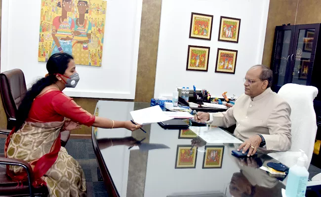 Colonel Santosh Babu Wife Meets CS Somesh Kumar - Sakshi