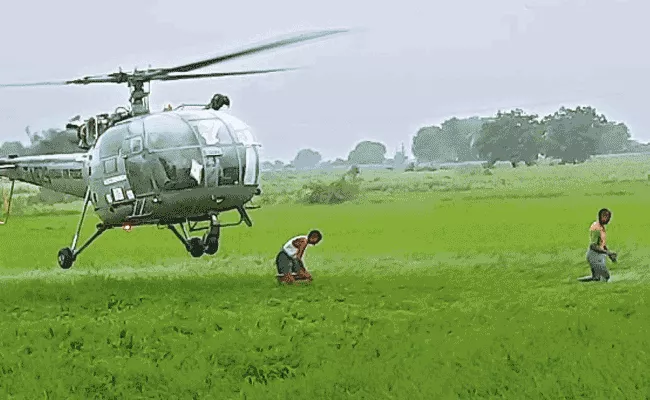 Flood Victims Protest By Army Commandos With Helicopter - Sakshi