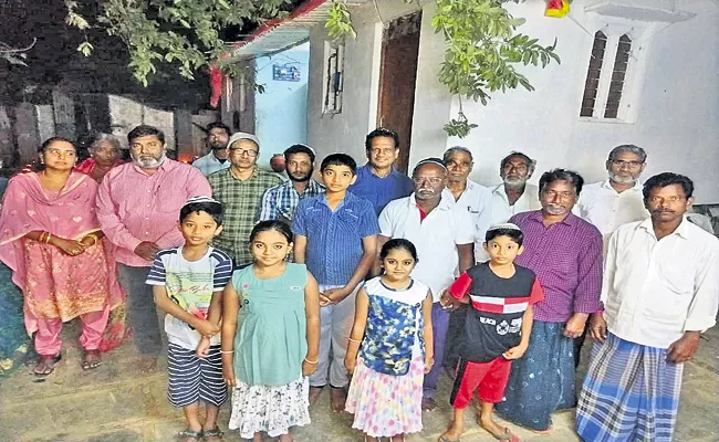 There are an estimated 125 families of Jewish nationals in AP - Sakshi