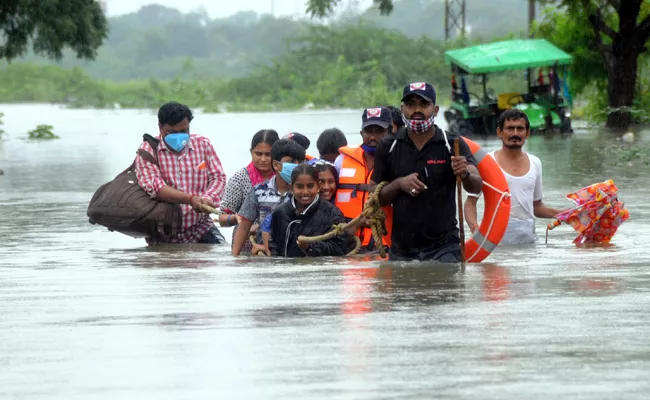 Heavy Rains And Floods In Warangal District CM KCR Rivew - Sakshi