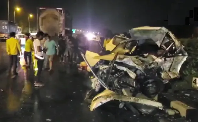 two cars collided in Gujarat - Sakshi