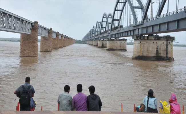 Third Emergency Warning Has Issued in Badrachalam and Dawaleswaram - Sakshi