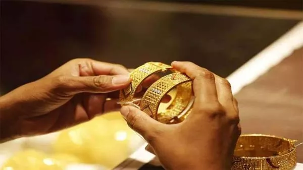 Gold Recovers Early Losses To Move Higher - Sakshi