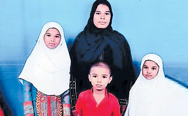 Mother Missing With Four Child in Hyderabad - Sakshi