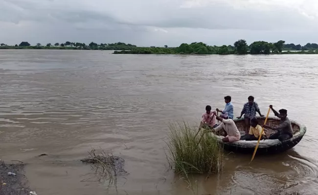 4 members Missing In Putty Capsized In Krishna river At Narayanpet - Sakshi