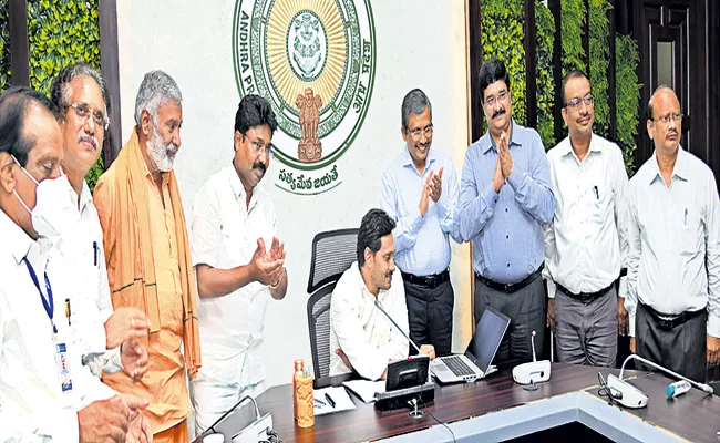 CM YS Jagan started construction of permanent buildings on JNTU Campus in a virtual manner - Sakshi