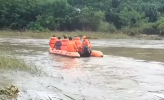 One Person missed  in Stream During Fish Hunting In Jangaon - Sakshi