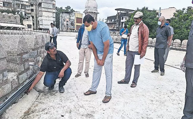 MLA Raja Singh Visit MJ Market Abids Damage in Heavy Rains - Sakshi