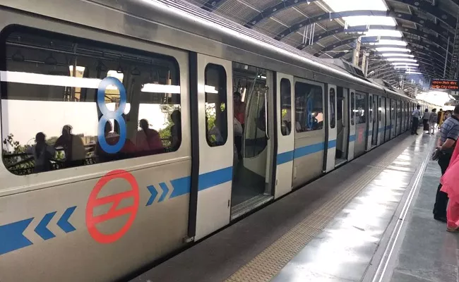 Delhi Metro Announces 50% Cut In Perks, Allowances Of Its Staff - Sakshi