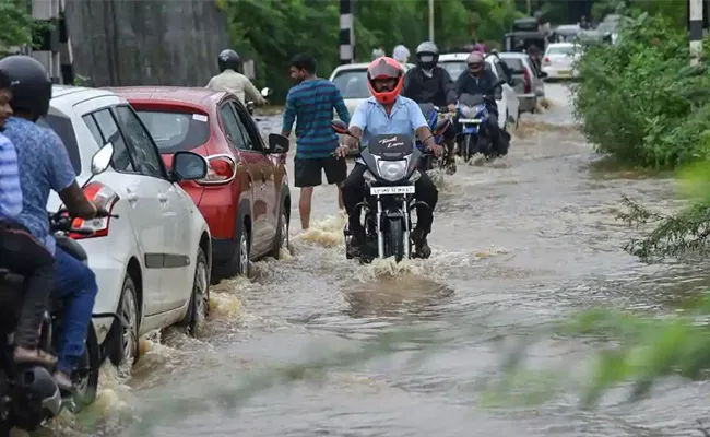 Next 2 Days Heavy Rainfall Due To Low pressure In Godavari Districts - Sakshi