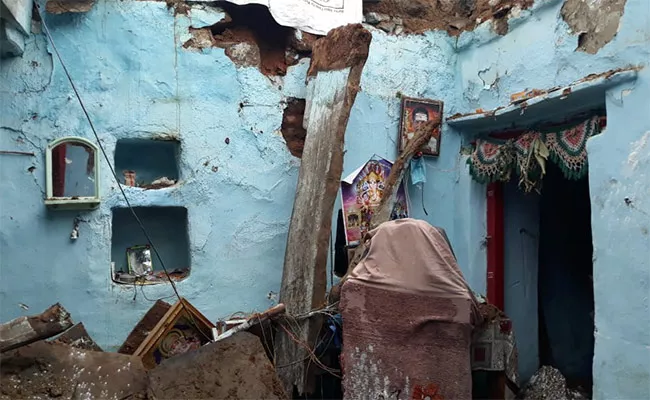 House Collapsed Three People Deceased In Mahabubnagar - Sakshi