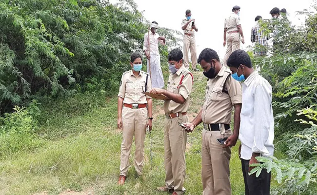 Young Woman Deceased in Agriculture Land in Kurnool - Sakshi