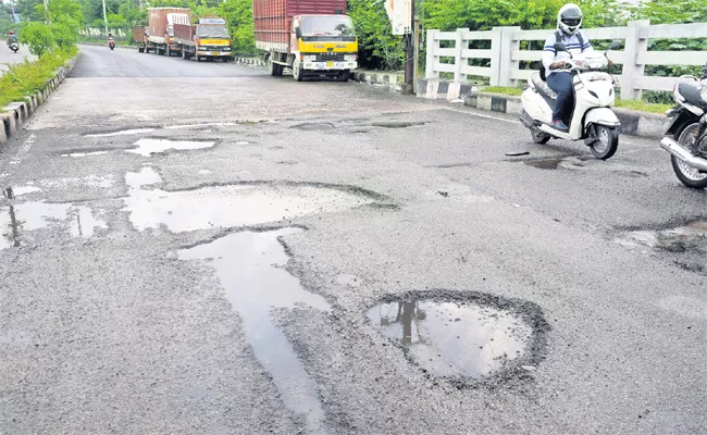 Hyderabad Roads Damage With Heavy Rains - Sakshi