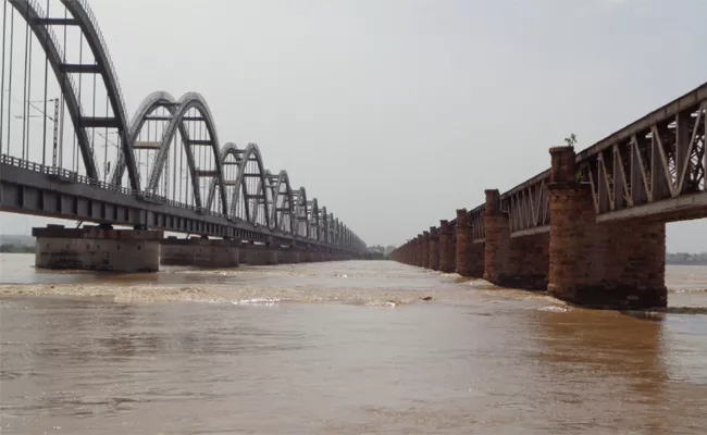 Dhavaleswaram Barriage Record Breaks in Floods West Godavari - Sakshi