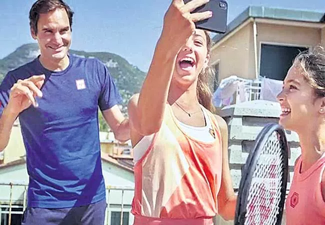 Roger Federer Gives Surprise To His Fans At Italy - Sakshi