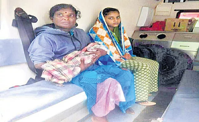 Pregnant Woman Suffering From Transport To Hospital In Mancherial - Sakshi