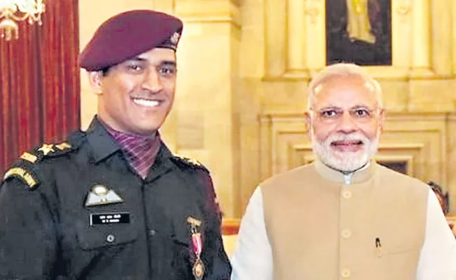 Narendra Modi Appreciates Mahendra Singh Dhoni For HIs Cricket Career - Sakshi