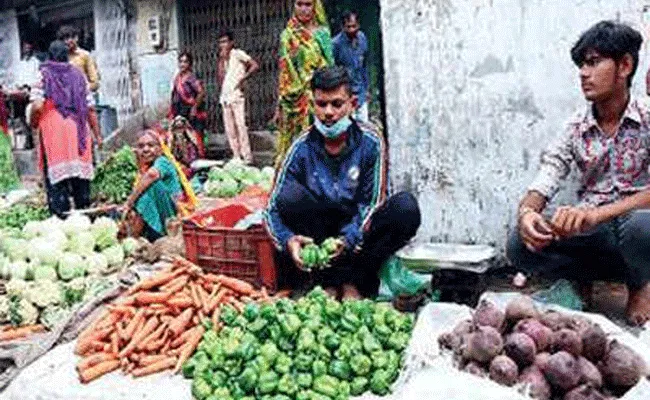 Blind Cricketer Naresh Tumda Sells veggies in Ahmedabad - Sakshi