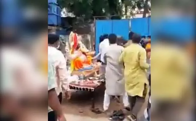 Fact Check: Fight Between Two Hindu groups In Hyderabad - Sakshi