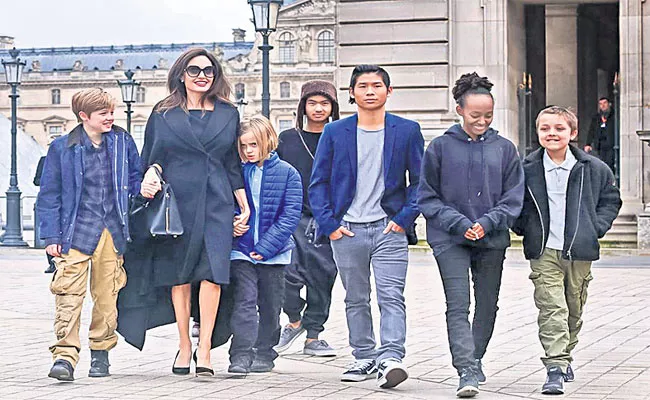 Angelina Jolie Says Her Kids Are Helping Each Other - Sakshi