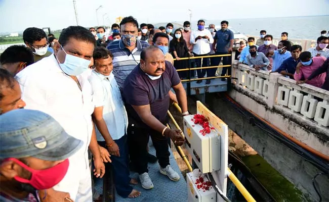 Gangula Kamalakar Lifts 3 Gates Of Lower Maneru Dam In Karimnagar - Sakshi