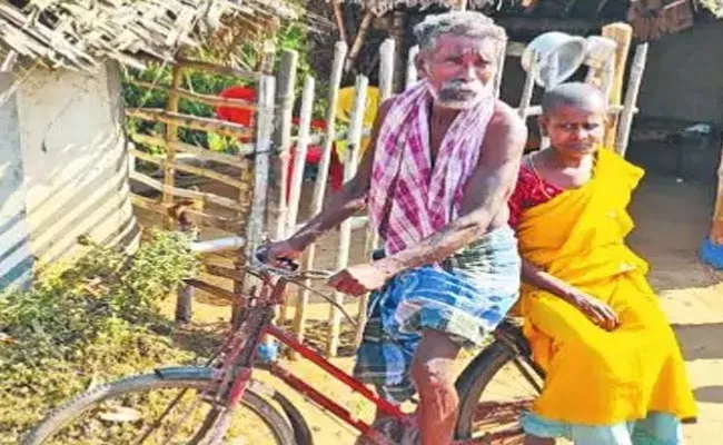 Man Took His Wife On Bicycle To Hospital 120 Kilometers Away - Sakshi