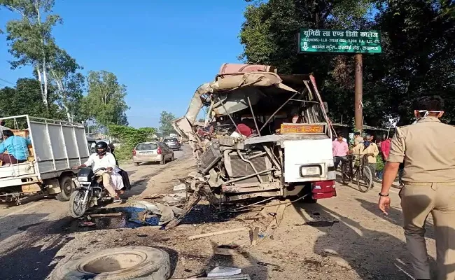 Dozen Injured After 2 Buses Collide Near Lucknow - Sakshi