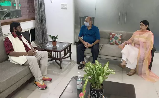 Union Minister Ramdas Athawale Meets Sushants Father KK Singh - Sakshi