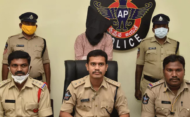 Eluru Police Have Arrested Man In Theft Case - Sakshi