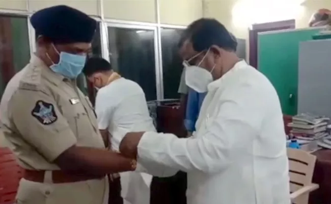 Somu Veerraju Celebrate Rakhi Festival At Suryarao Police Station - Sakshi