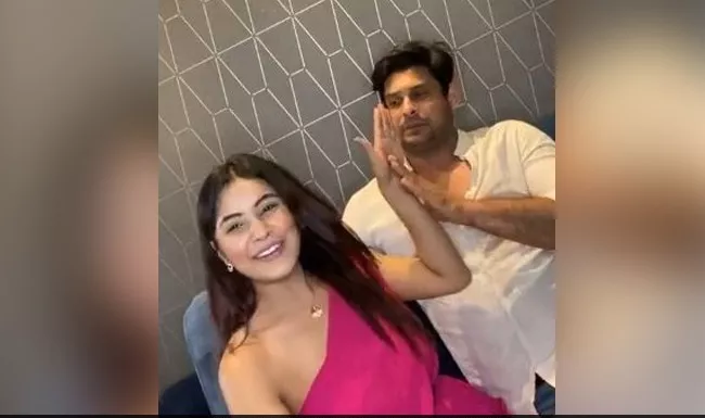 Shehnaaz Gill Slaps Sidharth Shukla During Live Session - Sakshi