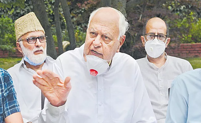 Farooq Abdullah slams Pakistan for praising Gupkar statement - Sakshi