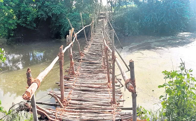 Farmers Constructed Wooden Bridge In Parigi - Sakshi