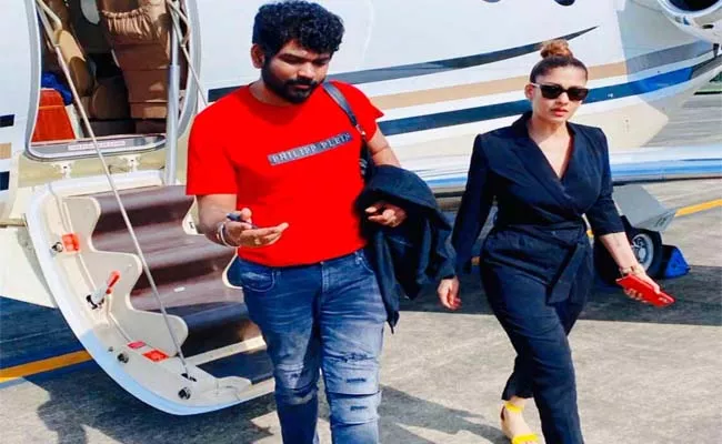 Nayanthara And Vignesh Shivan Arrives Kochi For Onam - Sakshi