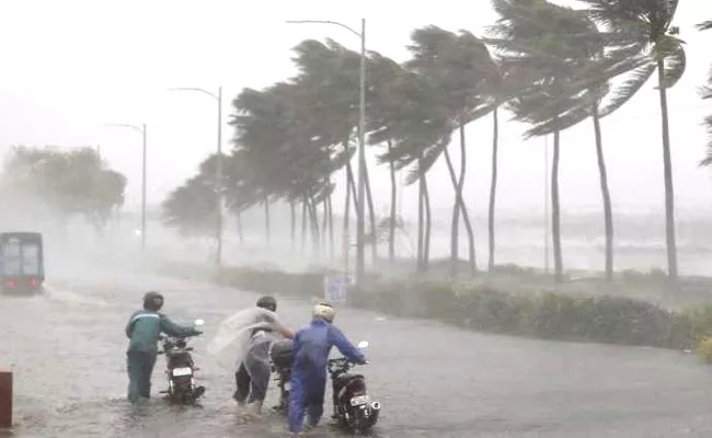 Heavy Rain Forecast On  South Coast And North Coast  - Sakshi