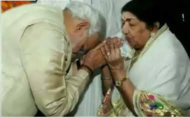 Lata Mangeshkar and Amritanandamayi wish PM Modi on Raksha Bandhan - Sakshi