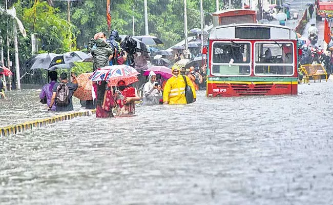 Two People Died Due To Heavy Rain In Mumbai - Sakshi