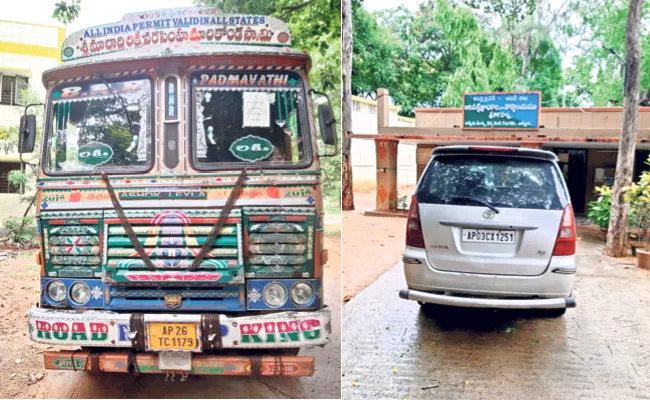 Sandlewood Smuggled Lorry And Car Missing in Chittoor - Sakshi