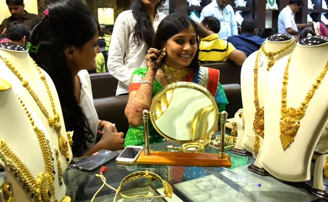 Gold prices jumps to new historical highs - Sakshi