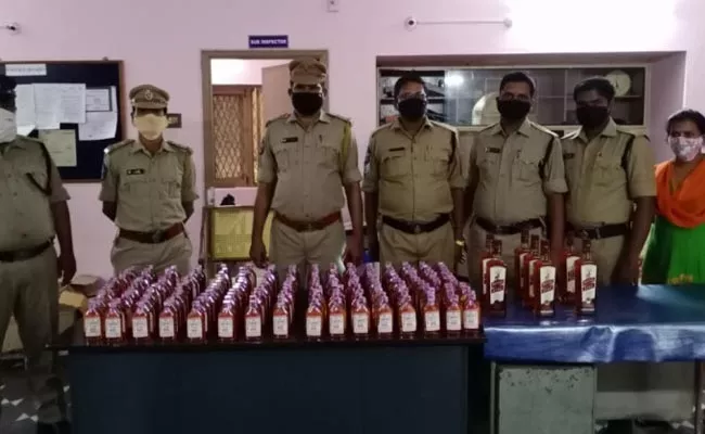 Police Seized Liquor Bottles Transported Illegally - Sakshi