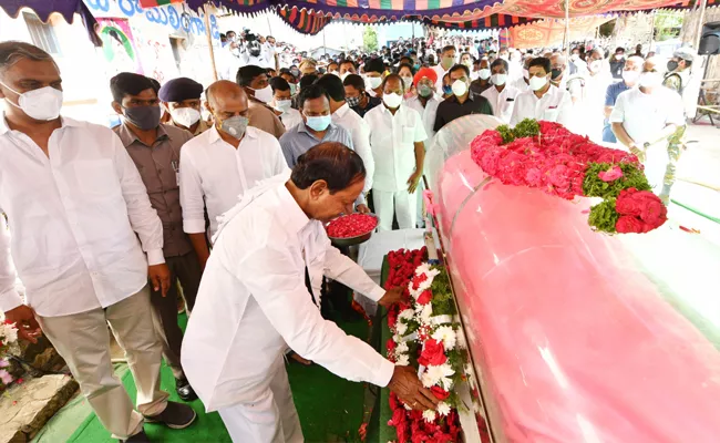 KCR Arrives Chittapur To Attend Ramalingareddy Funerals - Sakshi